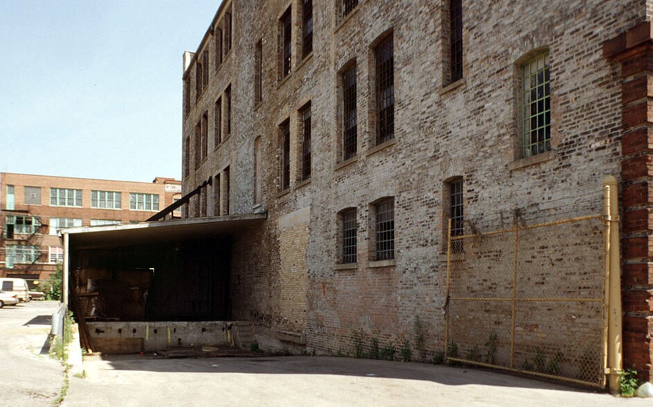 More Photos Of 1900 W Kinzie St, Chicago Light Distribution For Sale