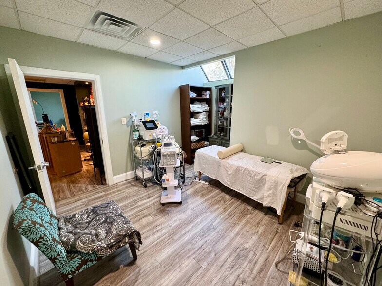 More Photos Of 107 Free Ct, Sterling Bank For Lease