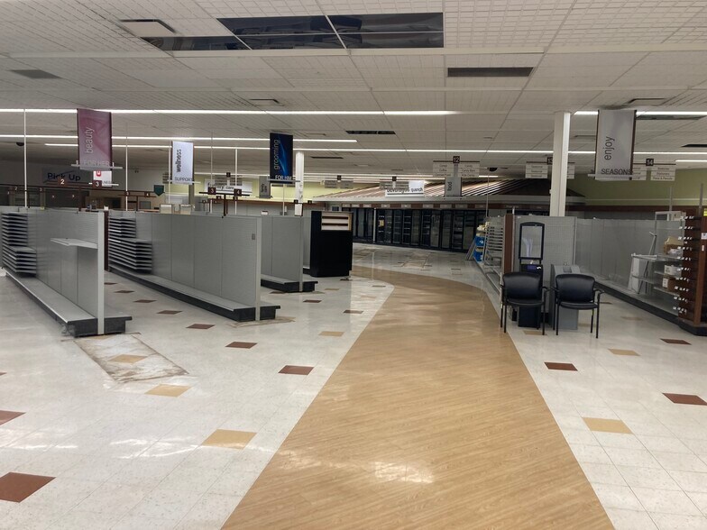More Photos Of 214 Central Ave, Silver Creek Drugstore For Sale