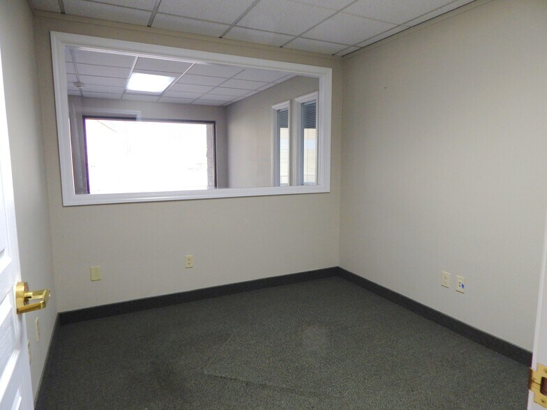 More Photos Of 2270 NW Aviation Dr, Roseburg Warehouse For Lease