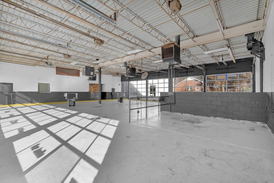 More Photos Of 904 N Main St, Anderson Auto Repair For Sale