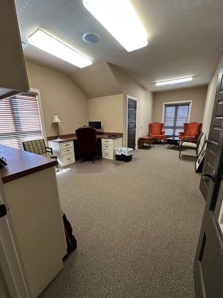 More Photos Of 124 Alpine Cir, Columbia Office For Sale