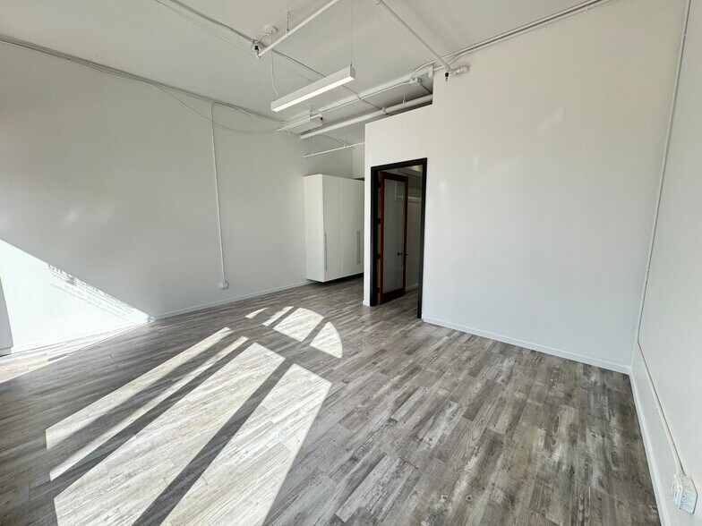 More Photos Of 909 Prospect St, La Jolla General Retail For Lease