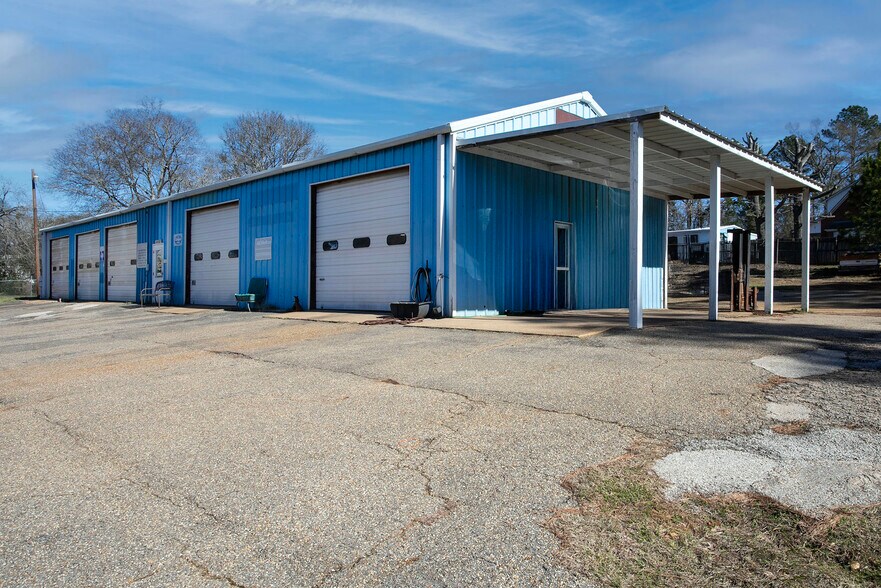 More Photos Of 1011 Redbud, Overton Warehouse For Sale