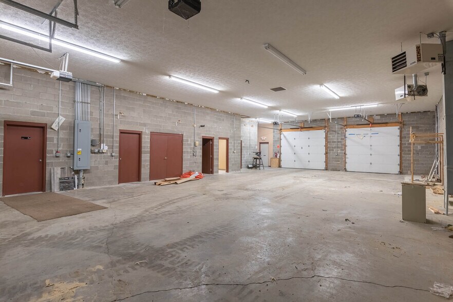 More Photos Of 869 W 2nd St, Xenia Showroom For Lease
