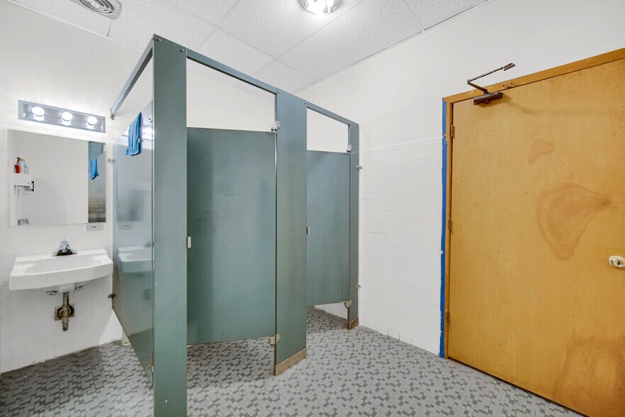 More Photos Of 2201 W Roosevelt Rd, Broadview Office For Sale