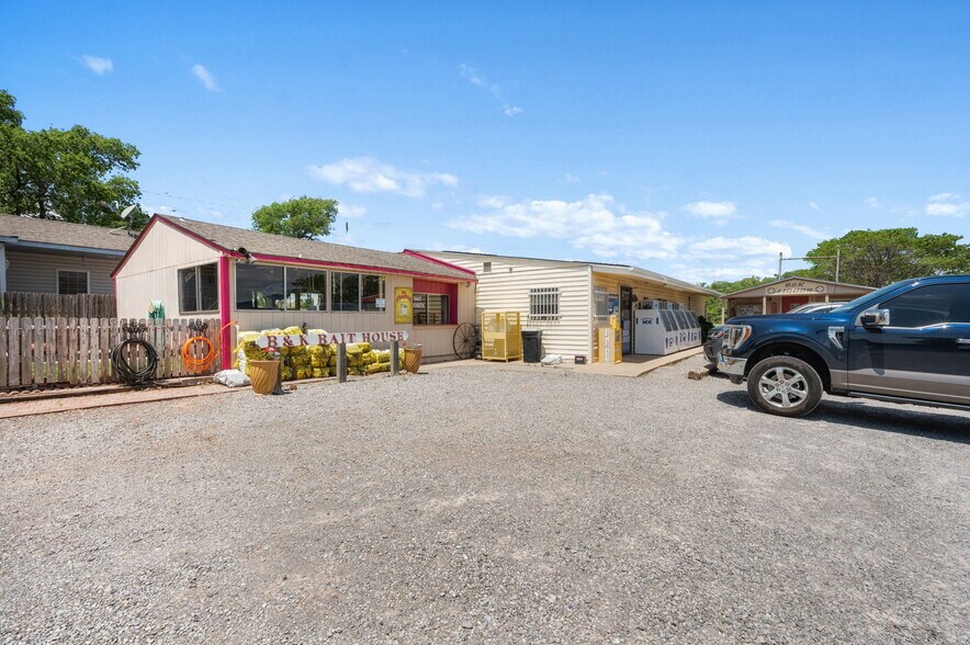 More Photos Of 10277 N 2130 Rd, Foss Convenience Store For Sale