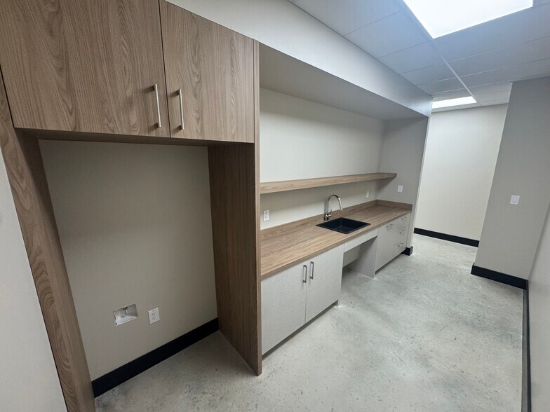 More Photos Of 120 S Lakeline Blvd, Cedar Park Medical For Sale