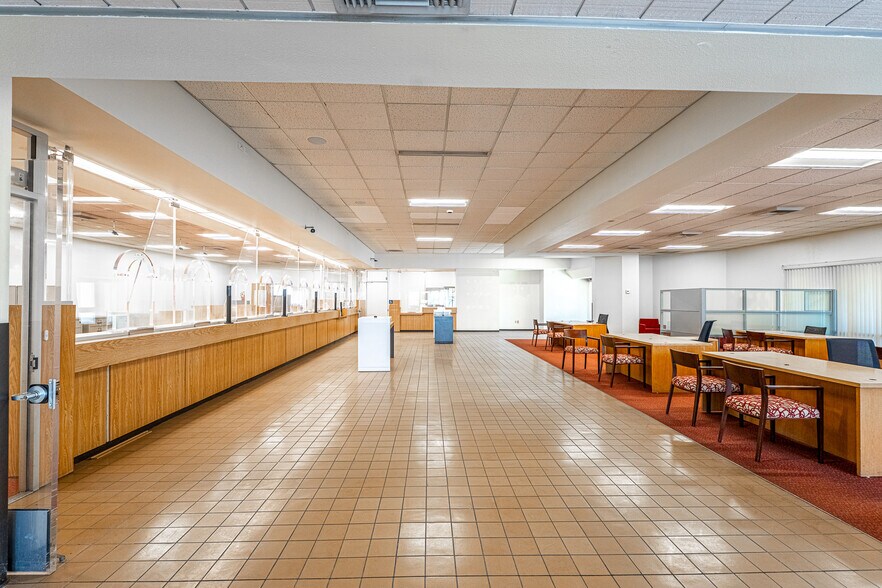 More Photos Of 2495 Lakeshore Dr, Lake Elsinore Bank For Sale