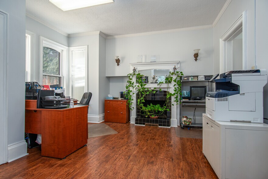 More Photos Of 109 College St, Kitchener Office For Sale