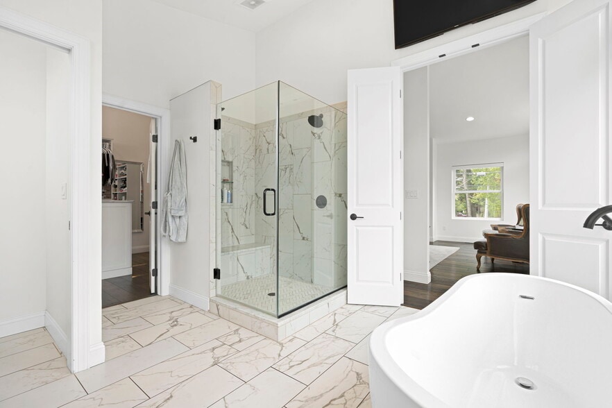 More Photos Of 612 N Lakeshore Dr, Ludington Hotel For Sale