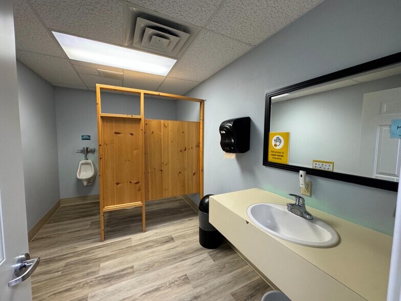 More Photos Of 7 E Water St, Little Curren Storefront Retail Residential For Sale