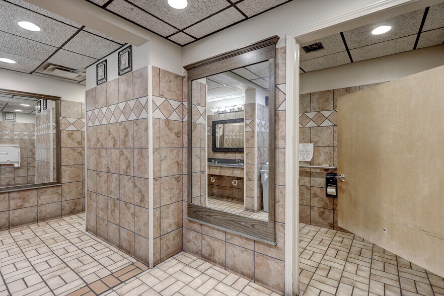 More Photos Of 2728 & 2802 N Rangeline Road, Joplin Flex For Sale