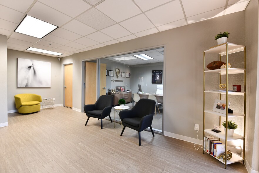 More Photos Of 301 E Bethany Home Rd, Phoenix Office For Sale