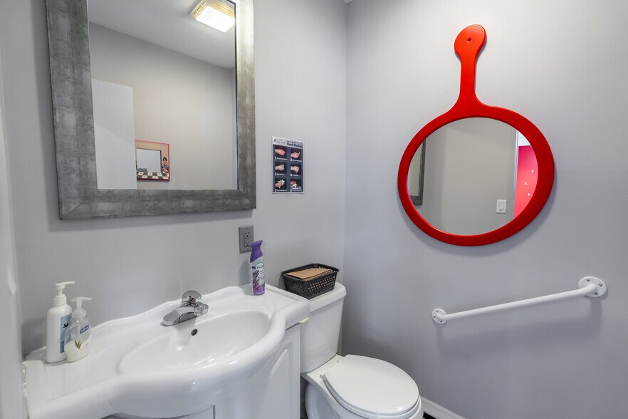 More Photos Of 219 Lochiel St, Sarnia General Retail For Sale