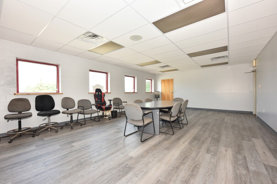 More Photos Of 820 W Sumner St, Hartford Auto Repair For Sale