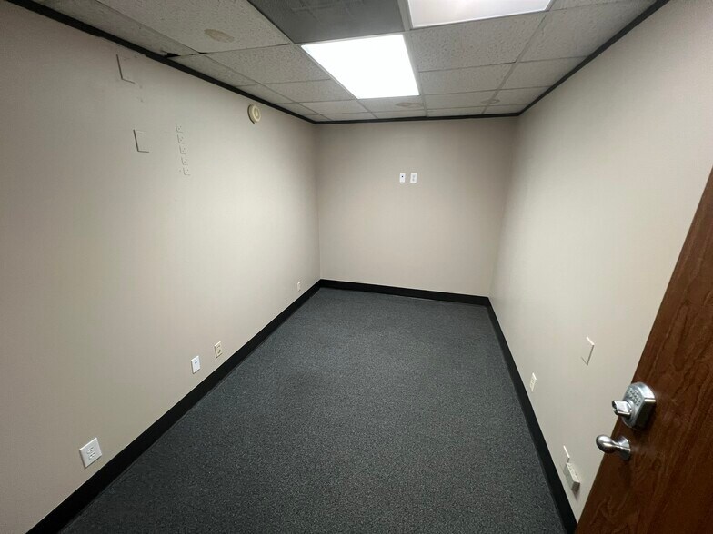 More Photos Of 9776 Whithorn Dr, Houston Showroom For Lease