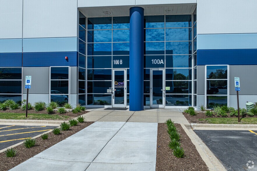 More Photos Of 100 N Gary Ave, Roselle Warehouse For Lease