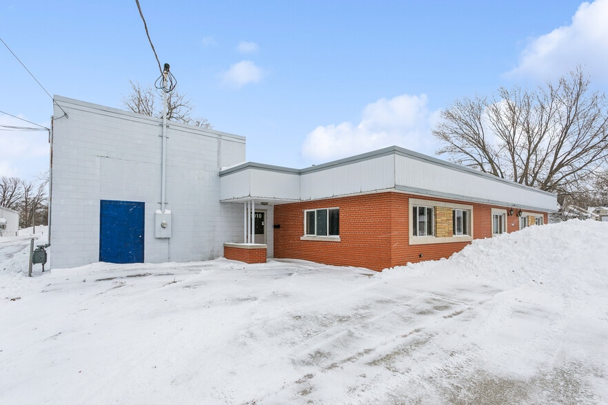 Primary Photo Of 1010 N Ashland Ave, Green Bay Flex For Sale