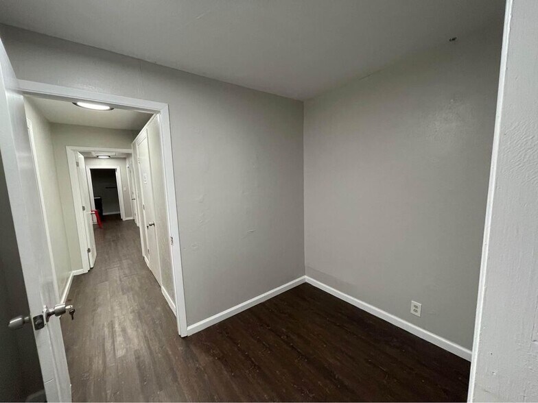 More Photos Of 7235 Glenview Dr, Richland Hills Office For Sale