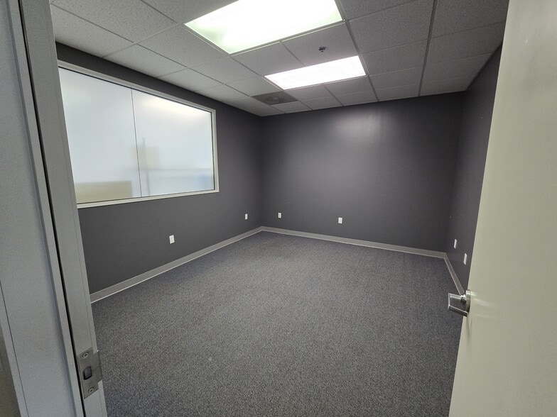 More Photos Of 805 Live Oak Dr, Chesapeake Showroom For Lease