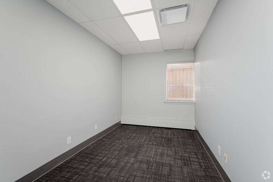More Photos Of 340-390 Saskatoon St, London Showroom For Lease