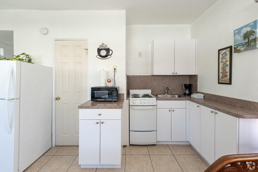 More Photos Of 326 Coolidge St, Hollywood Hotel For Sale