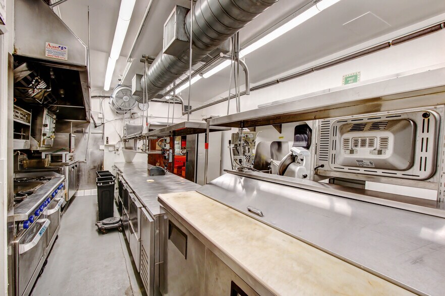 More Photos Of 144-150 S Barrington Ave, Los Angeles Storefront Retail Office For Sale