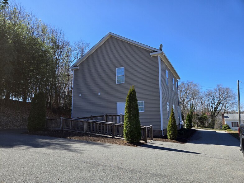More Photos Of 106 N Bridge St, Farmville Medical For Sale