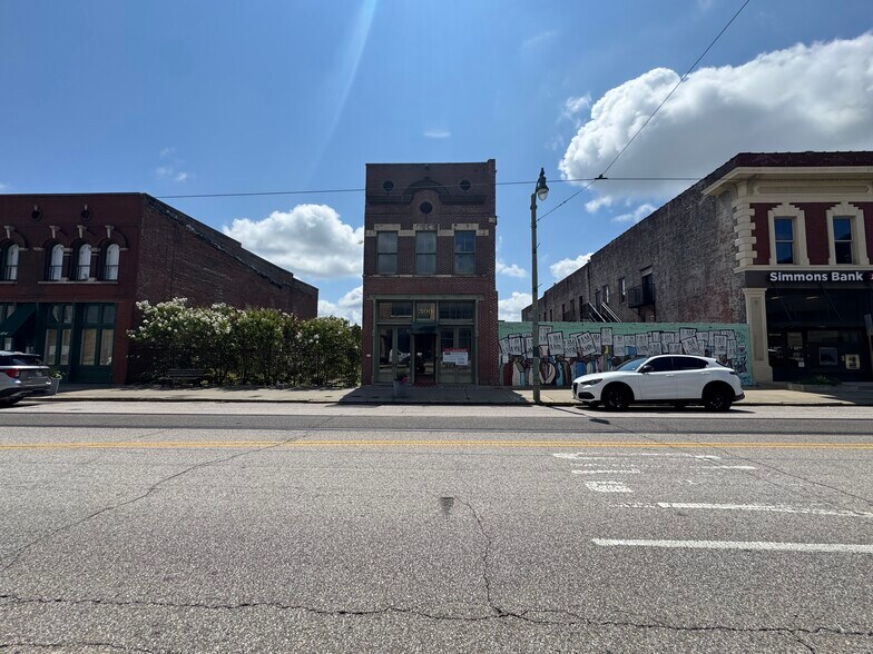 More Photos Of 390 S Main St, Memphis Office For Sale