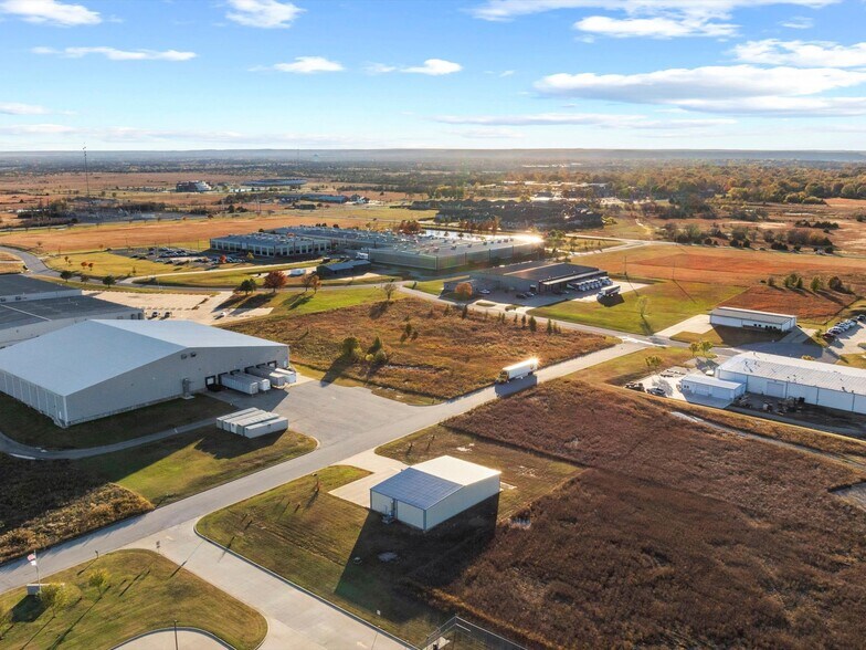 More Photos Of 7380 International Ct, Bartlesville Warehouse For Lease
