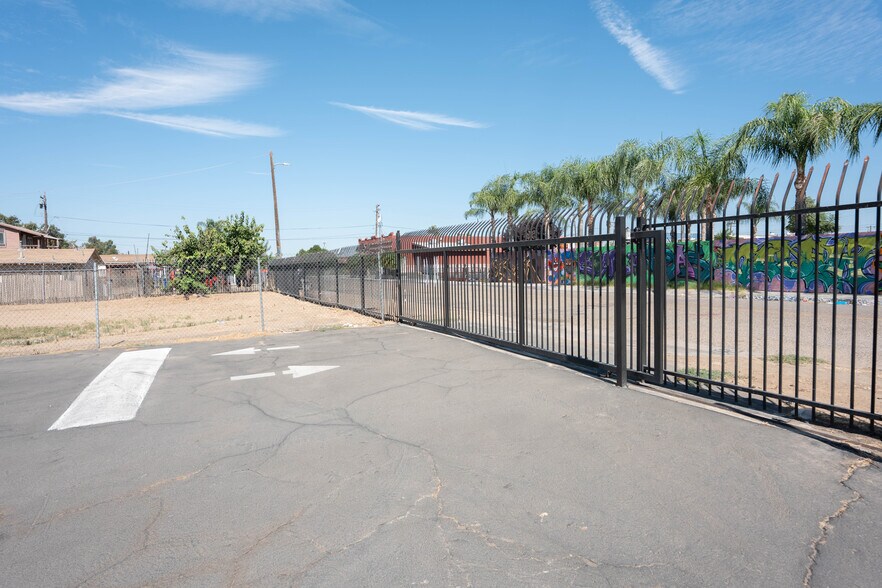 More Photos Of 2112 E California Ave, Bakersfield Freestanding For Sale