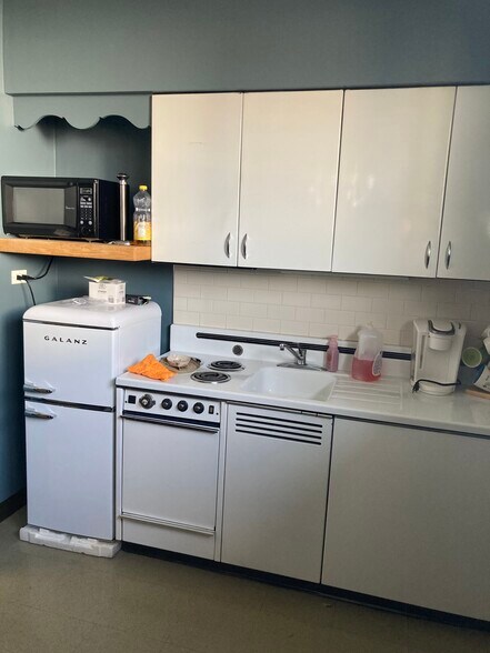 More Photos Of 8544 S Ashland Ave, Chicago Office For Sale