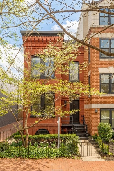 More Photos Of 329 8th St NE, Washington Office For Sale