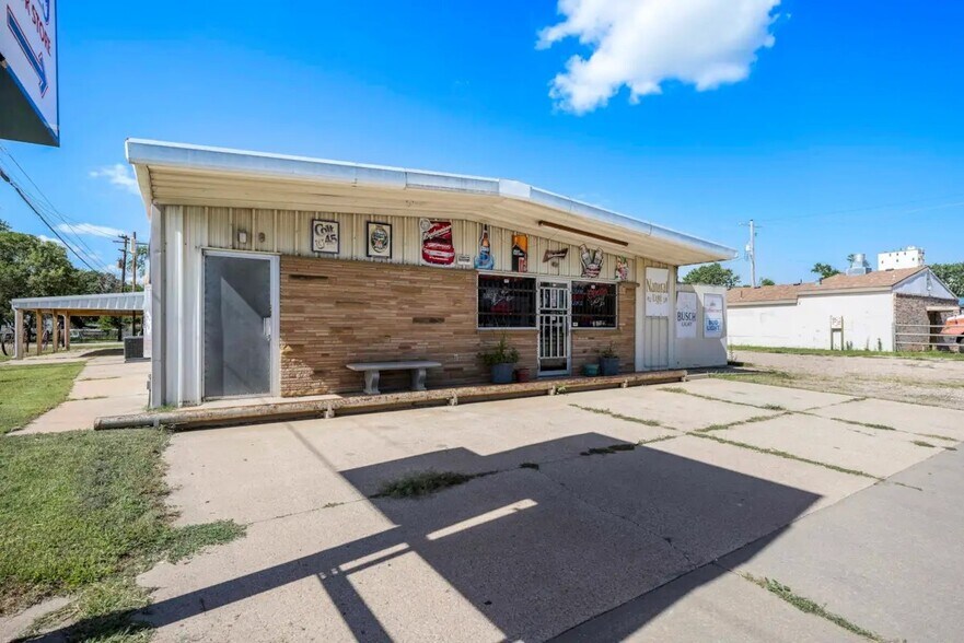 More Photos Of 2106 E 4th Ave, Hutchinson Storefront For Sale