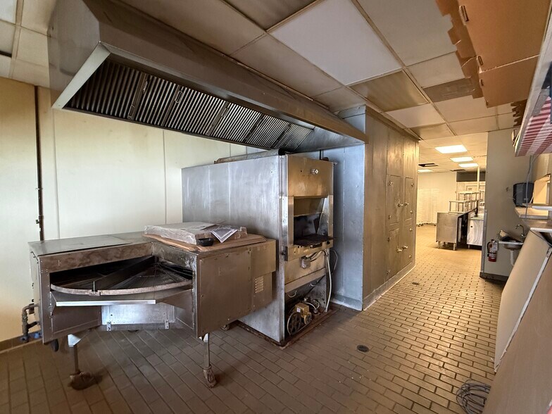 More Photos Of 10703 W Pleasant Valley Rd, Parma Freestanding For Lease