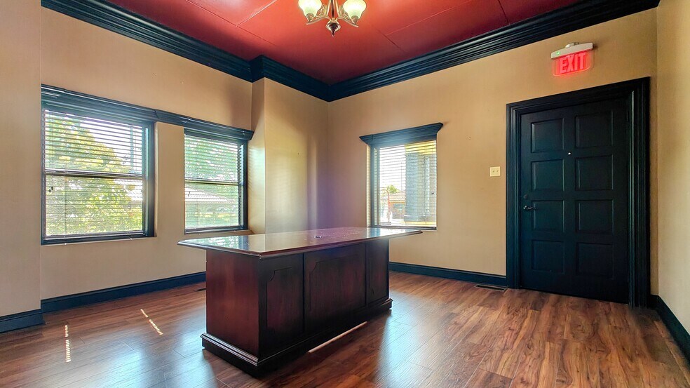 More Photos Of 512 Stonewall St N, McKenzie Office For Sale