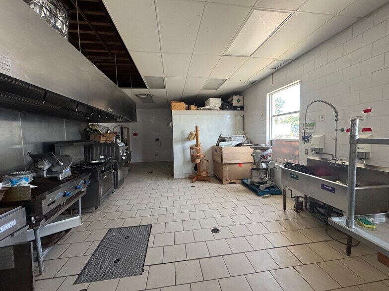 More Photos Of 174 Hamilton Rd, London Freestanding For Lease