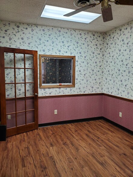 More Photos Of 1919 Boulevard St, Greensboro Office For Lease