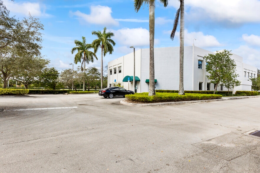 More Photos Of 1455 N Park Dr, Weston Unknown For Lease