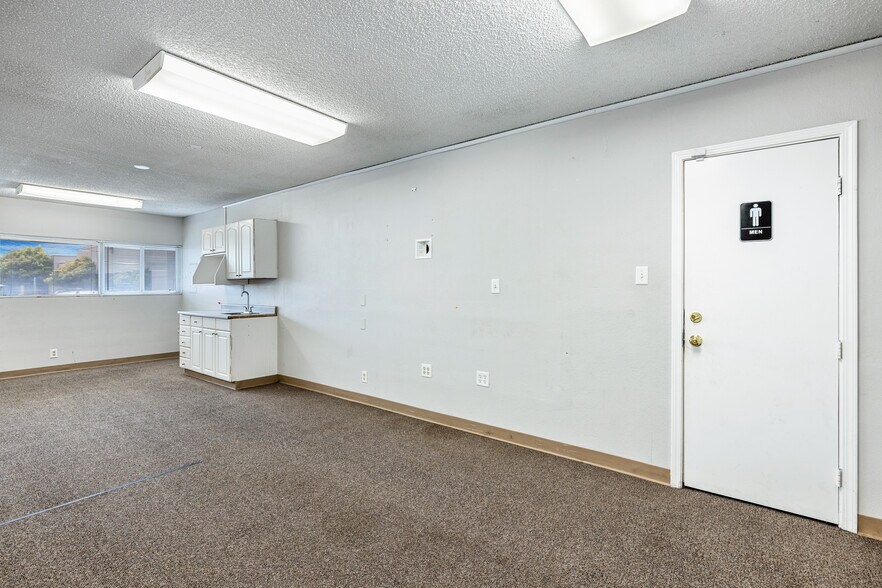 More Photos Of 1629 Pollasky Ave, Clovis Office For Sale