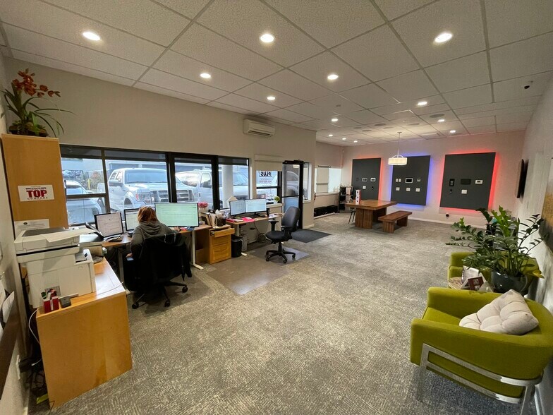 More Photos Of 13222-13228 SE 30th St, Bellevue Showroom For Lease