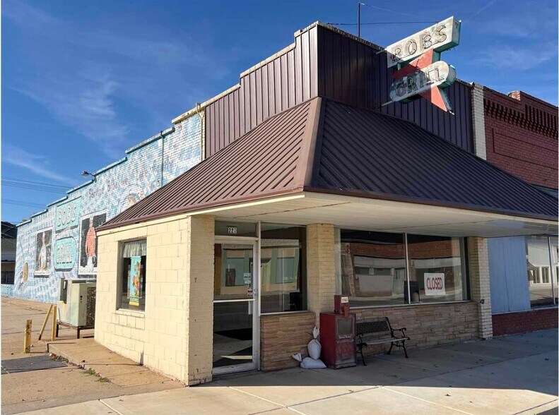 Primary Photo Of 221 S Main St, Blackwell Restaurant For Sale