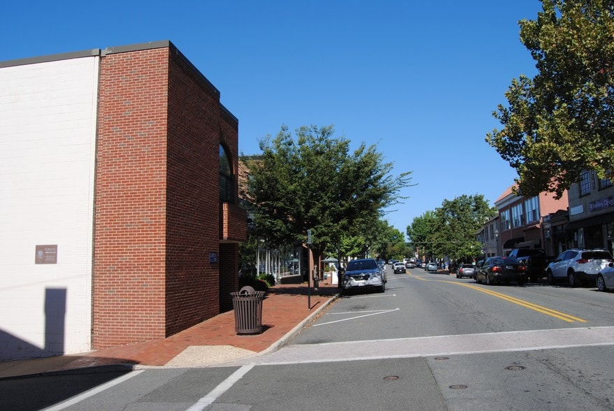 More Photos Of 82 Main St, Warrenton Office For Lease