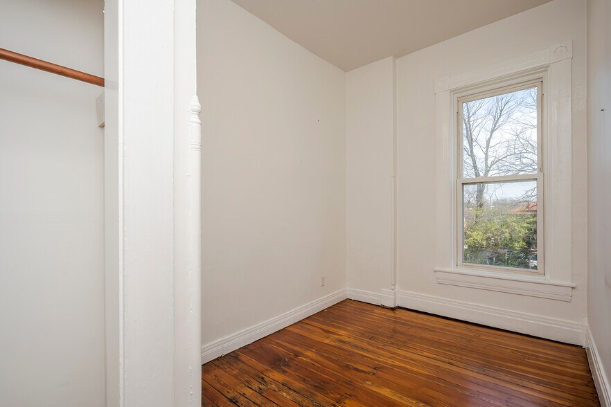 More Photos Of 199 E Loudon Ave, Lexington Office Residential For Sale