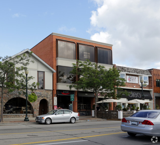 Primary Photo Of 221 Lakeshore Rd E, Oakville Storefront Retail Office For Lease