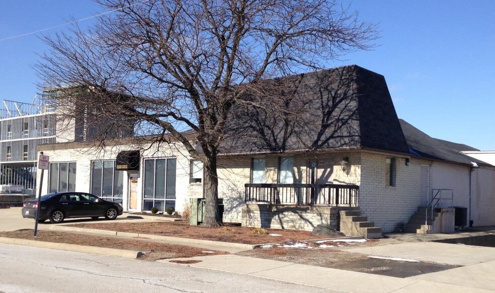 More Photos Of 10691 Kenwood Rd, Cincinnati Showroom For Lease