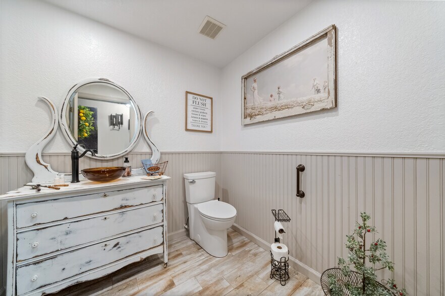 More Photos Of 122 E Cranston Ave, Fowler Flex For Sale