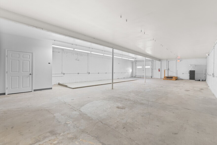 More Photos Of 127 SE 3rd St, Lees Summit Freestanding For Lease