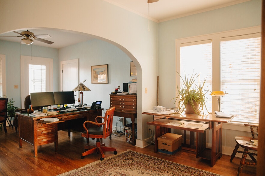 More Photos Of 355 N College Ave, Fayetteville Office Residential For Lease